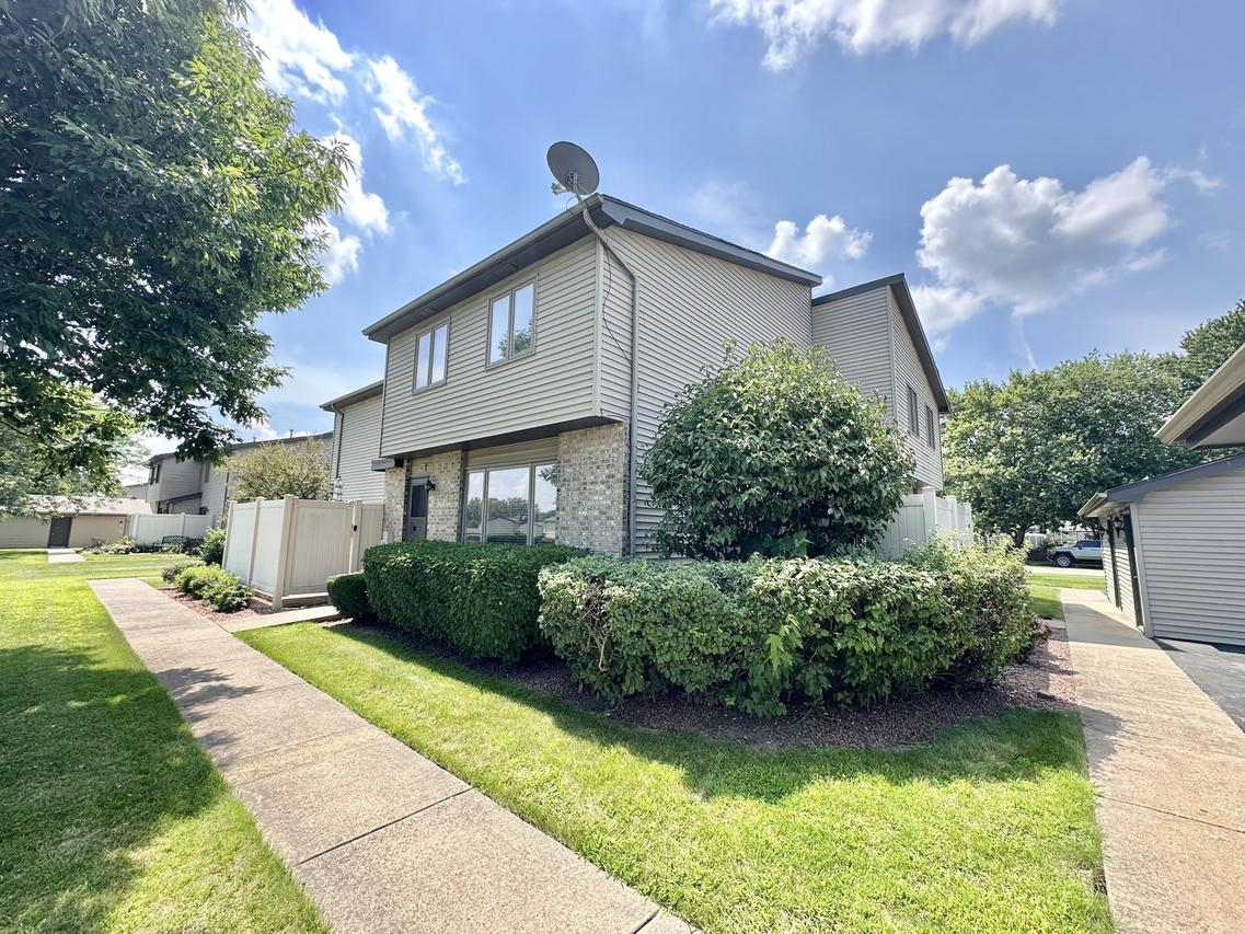 762 Lake Rd., New Lenox, IL 60451