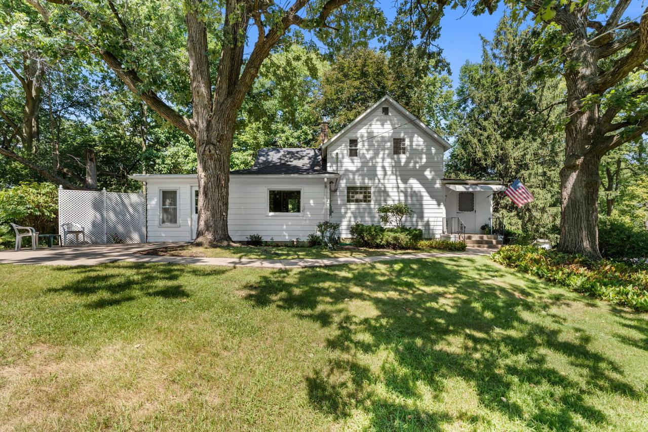 39132 N Mound Ave., Spring Grove, IL 60081