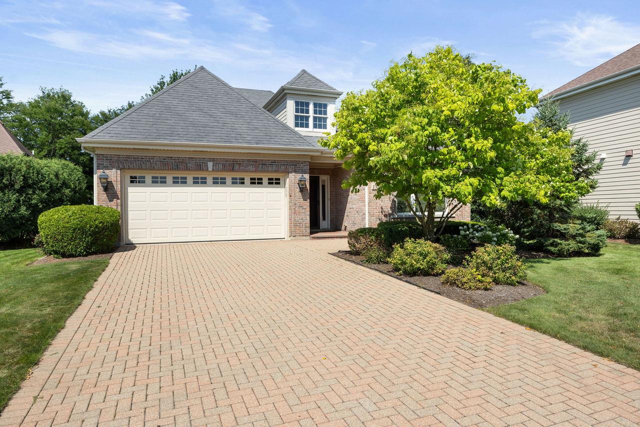 1N598 Golf View Ln., Winfield, IL 60190