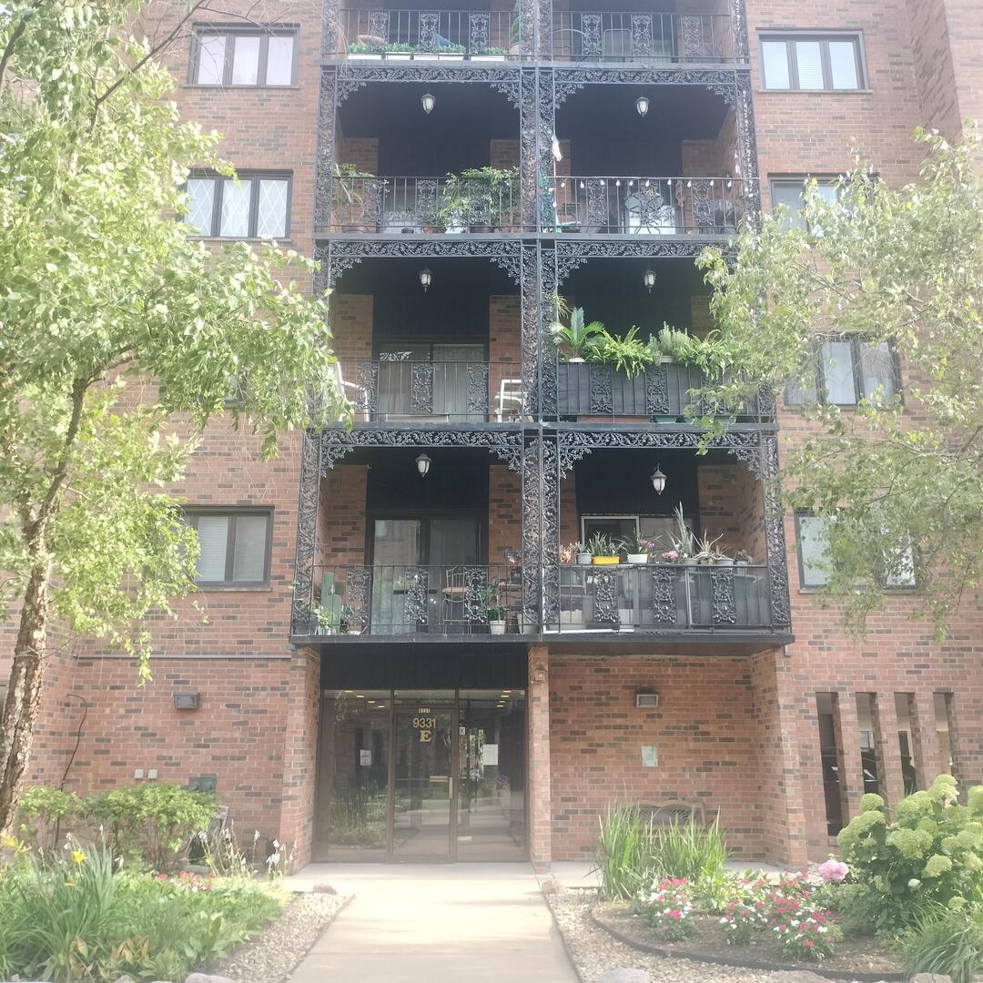 9331 Landings Ln. #202, Des Plaines, IL 60016