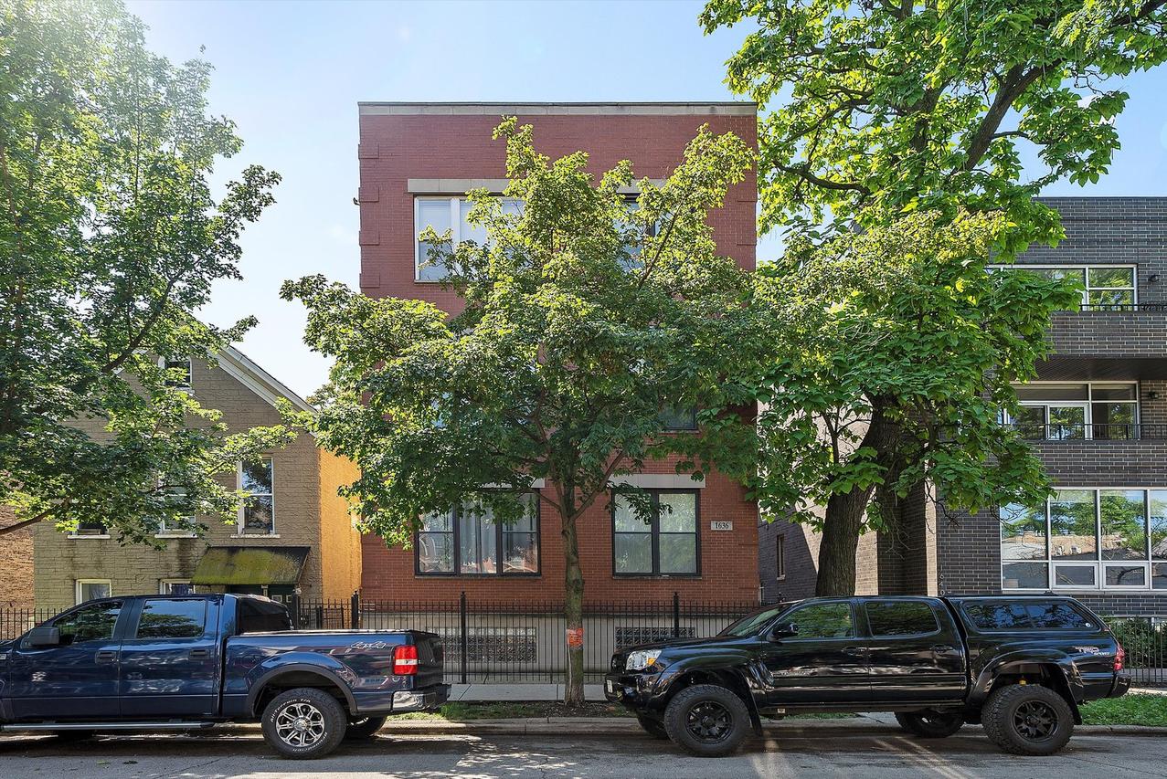 1636 N Rockwell St. #401, Chicago, IL 60647
