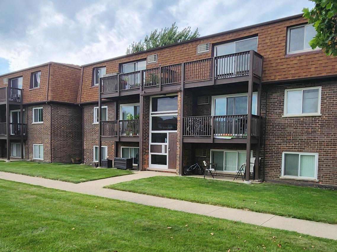 117 Boardwalk St. #2E, Elk Grove Village, IL 60007