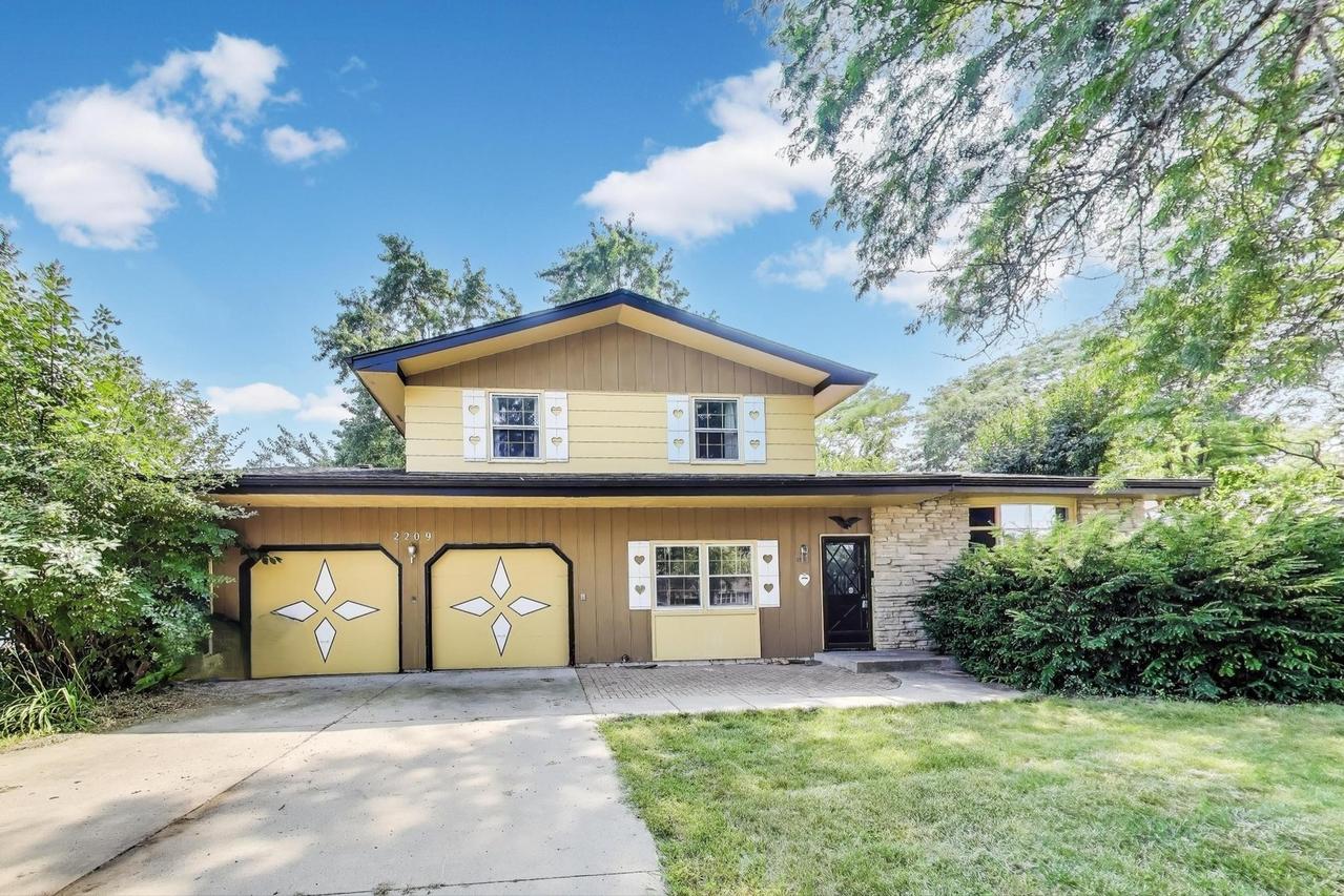 2209 E Sand Lake Rd., Lindenhurst, IL 60046