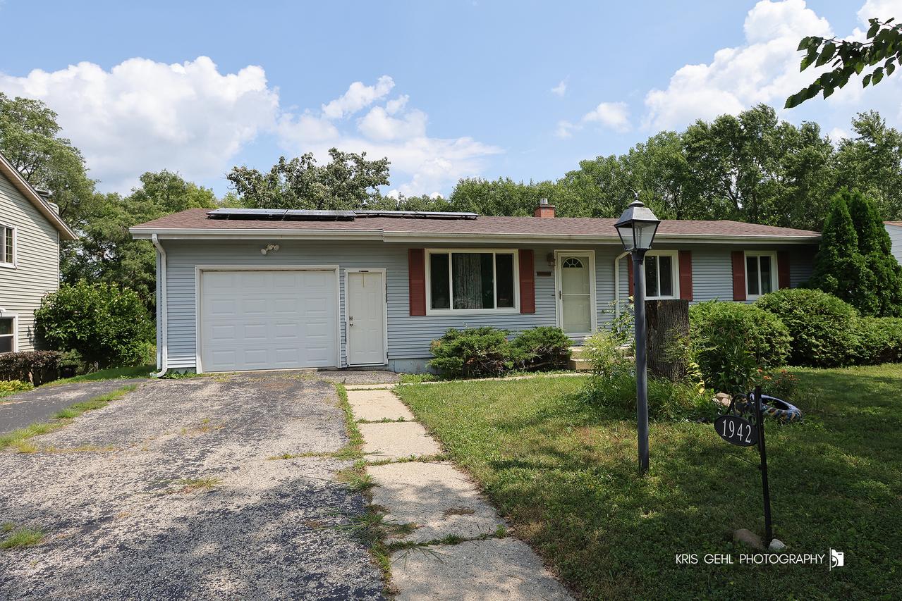 1942 Hilltop Ct., Woodstock, IL 60098