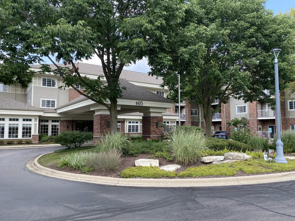 605 Barrington Ave. #304, East Dundee, IL 60118