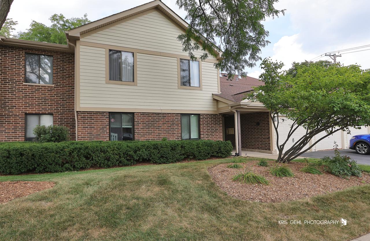 932 E Coach Rd. #8, Palatine, IL 60074