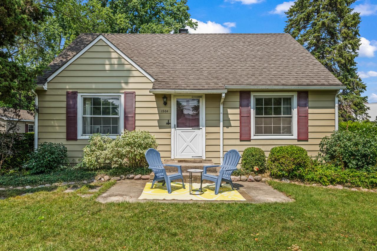 1504 E Olive St., Arlington Heights, IL 60004