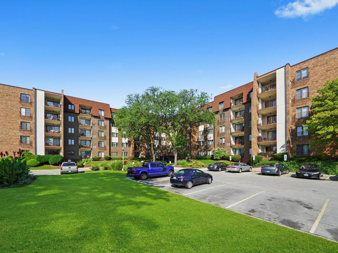 448 Raintree Ct. #5D, Glen Ellyn, IL 60137