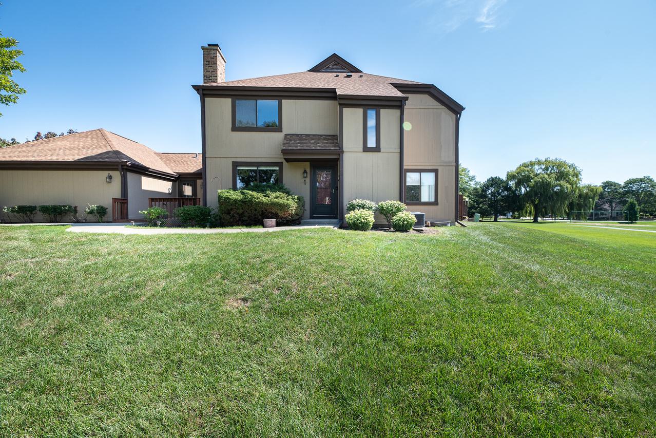 1325 Fairfax Ln., Buffalo Grove, IL 60089