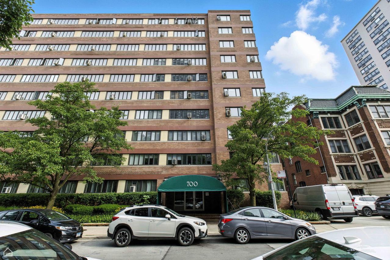 700 W Bittersweet Pl. #904, Chicago, IL 60613