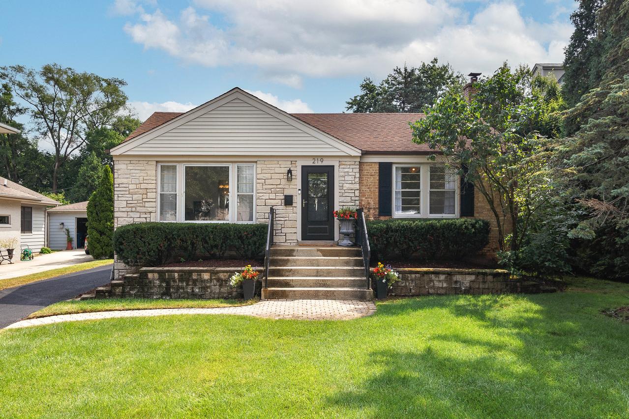 219 Middaugh Rd., Clarendon Hills, IL 60514