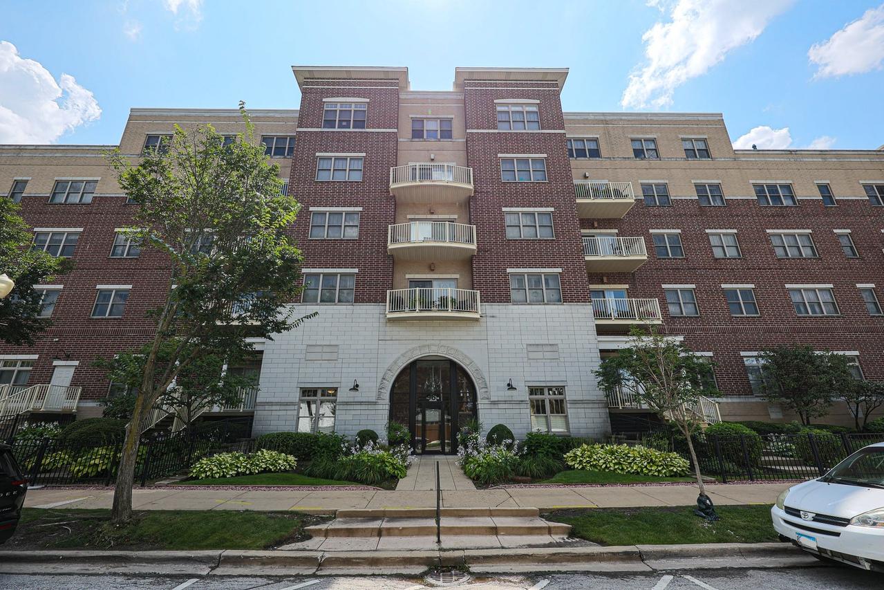 965 Rogers St. #302, Downers Grove, IL 60515
