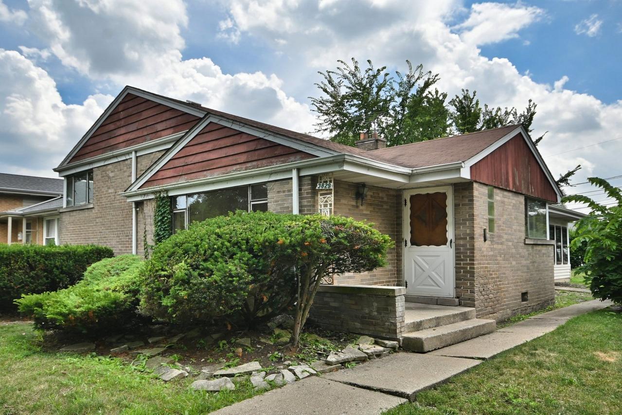 3829 W Chase Ave., Lincolnwood, IL 60712