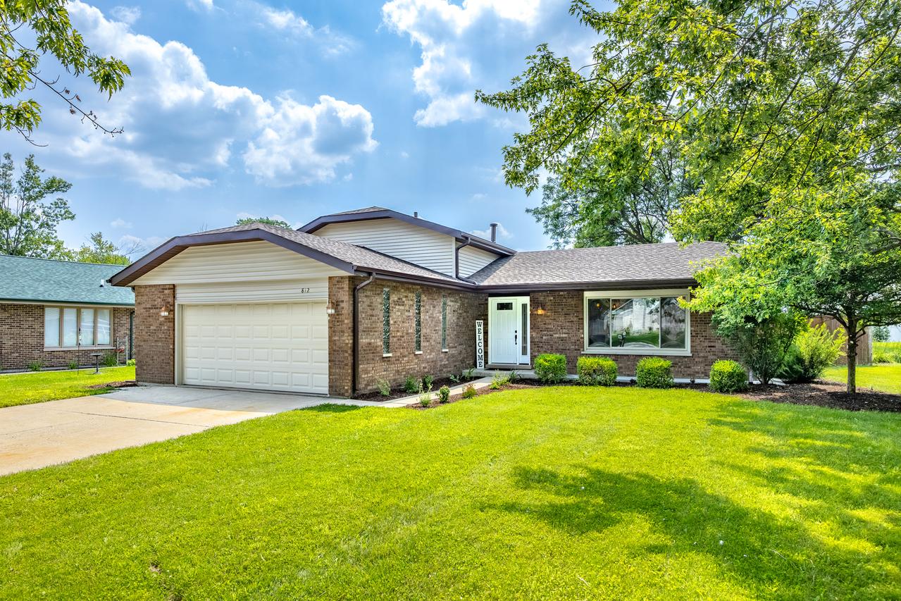 812 Lear Ln., New Lenox, IL 60451