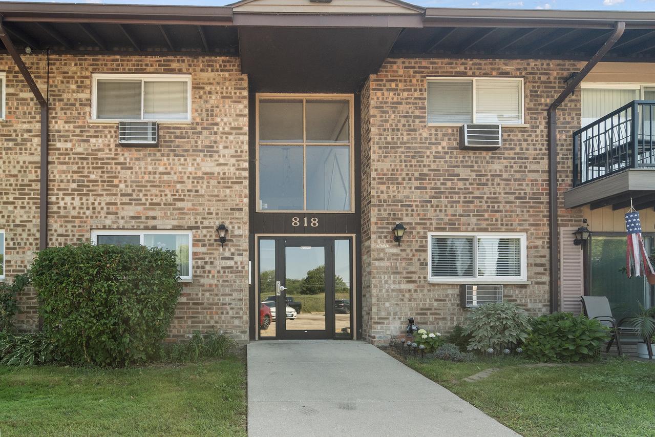818 E Old Willow Rd. #207, Prospect Heights, IL 60070