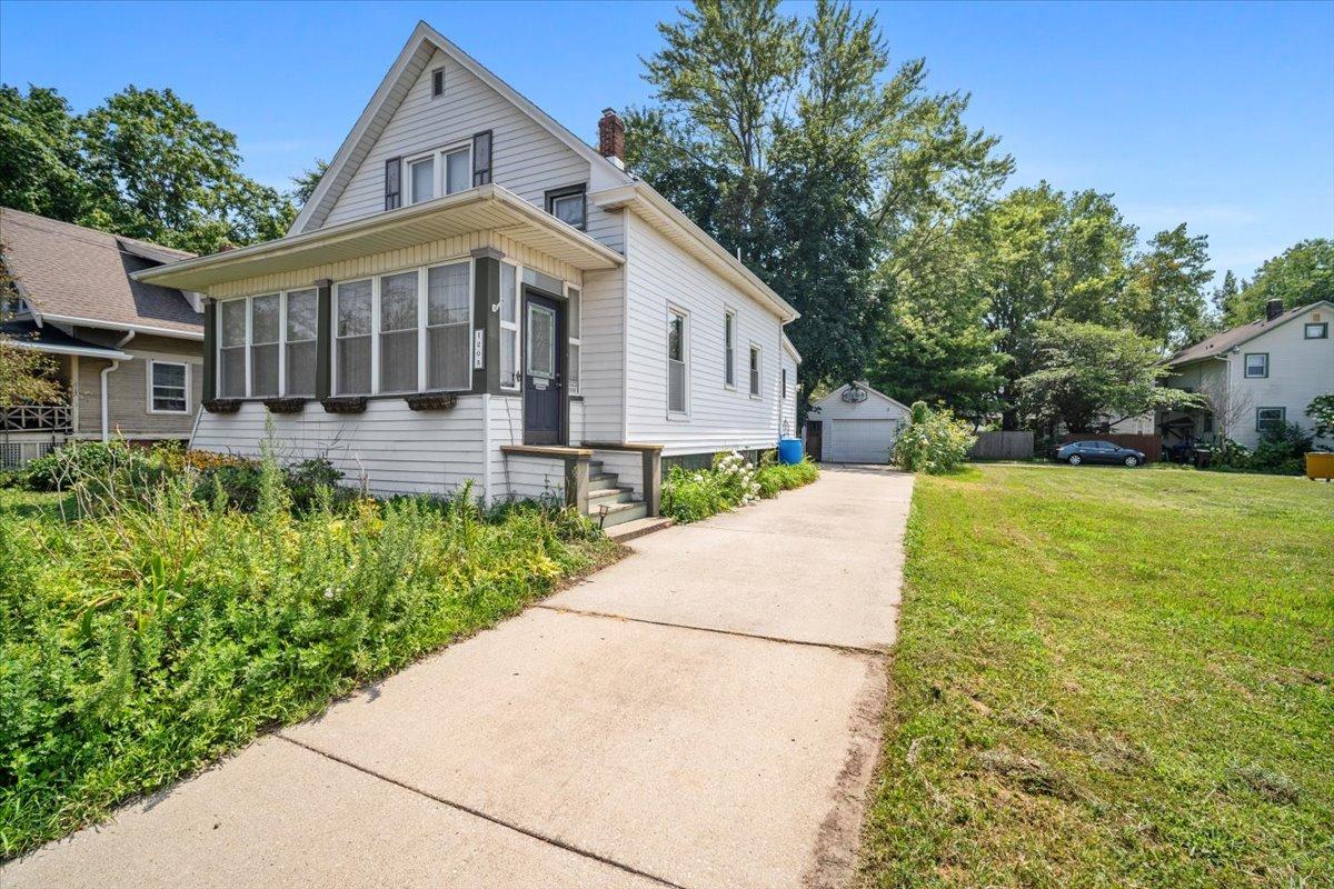 1205 E Oakland Ave., Bloomington, IL 61701
