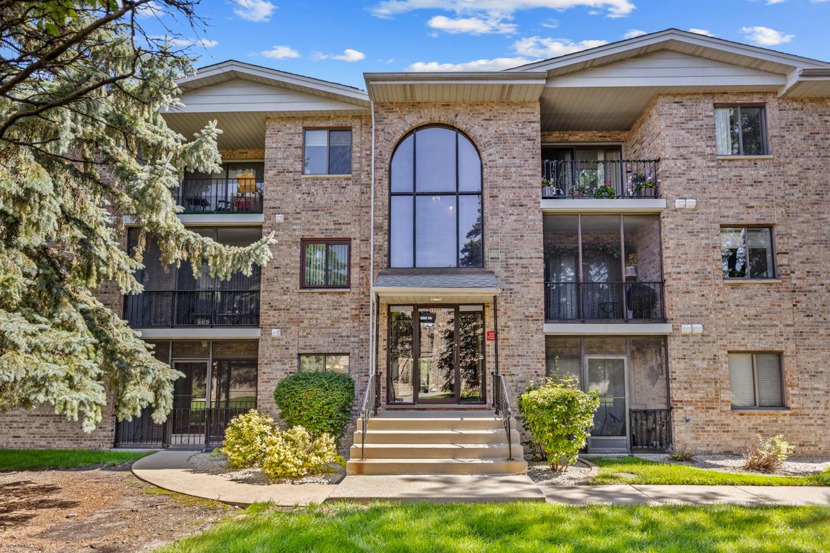 13300 W Circle Drive Pkwy. #201, Crestwood, IL 60418