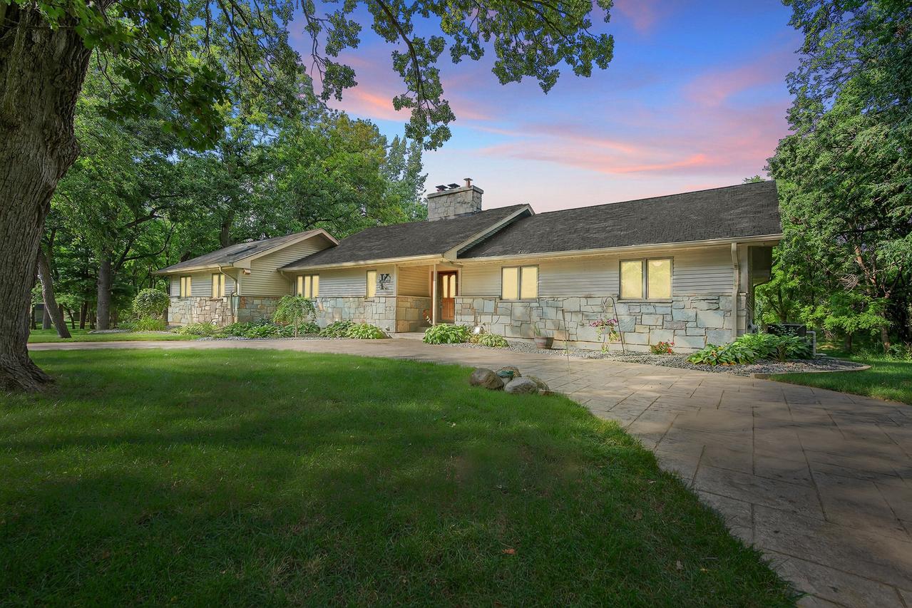 39W526 Lori Ln., Elgin, IL 60124