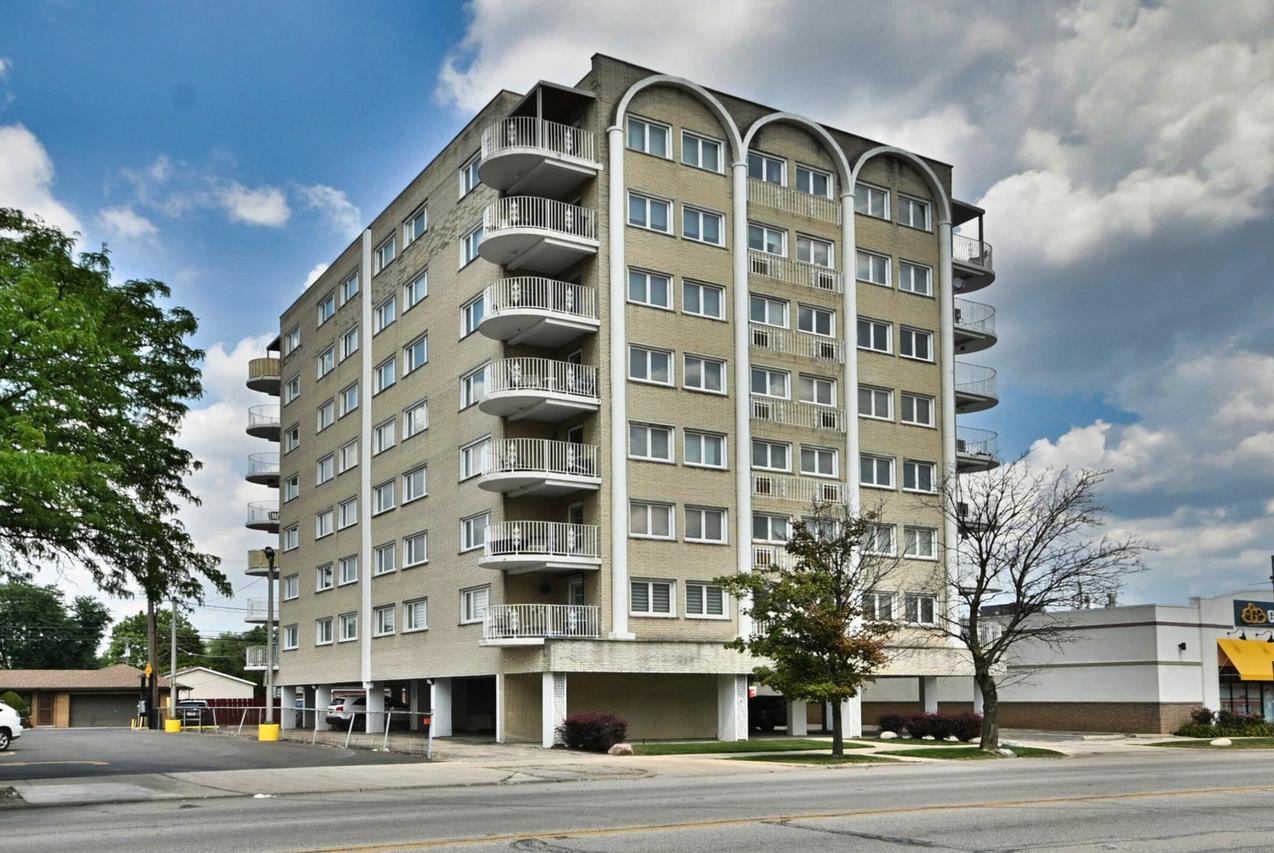 7410 W North Ave. #802, Elmwood Park, IL 60707