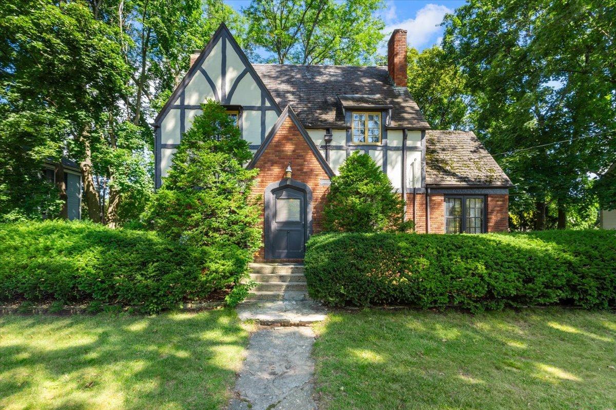 526 W Jackson St., Woodstock, IL 60098