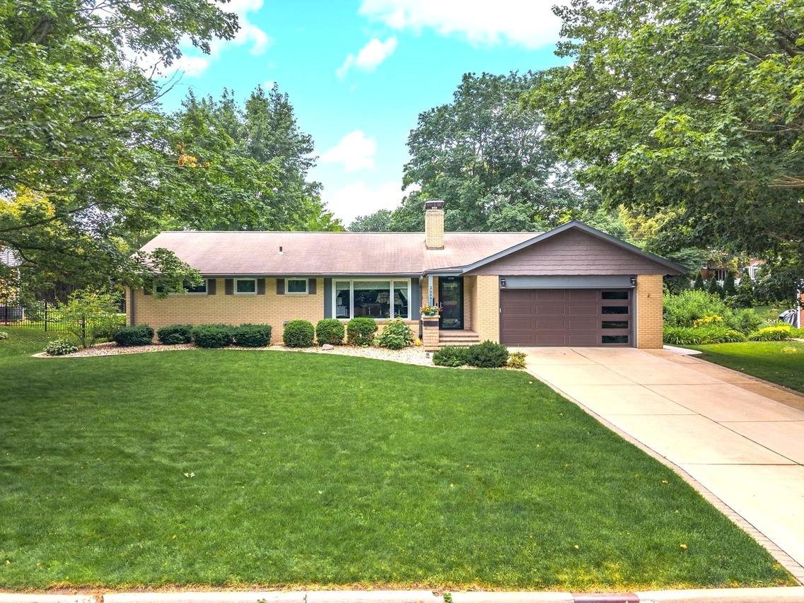 209 Orleans Dr., Bloomington, IL 61701