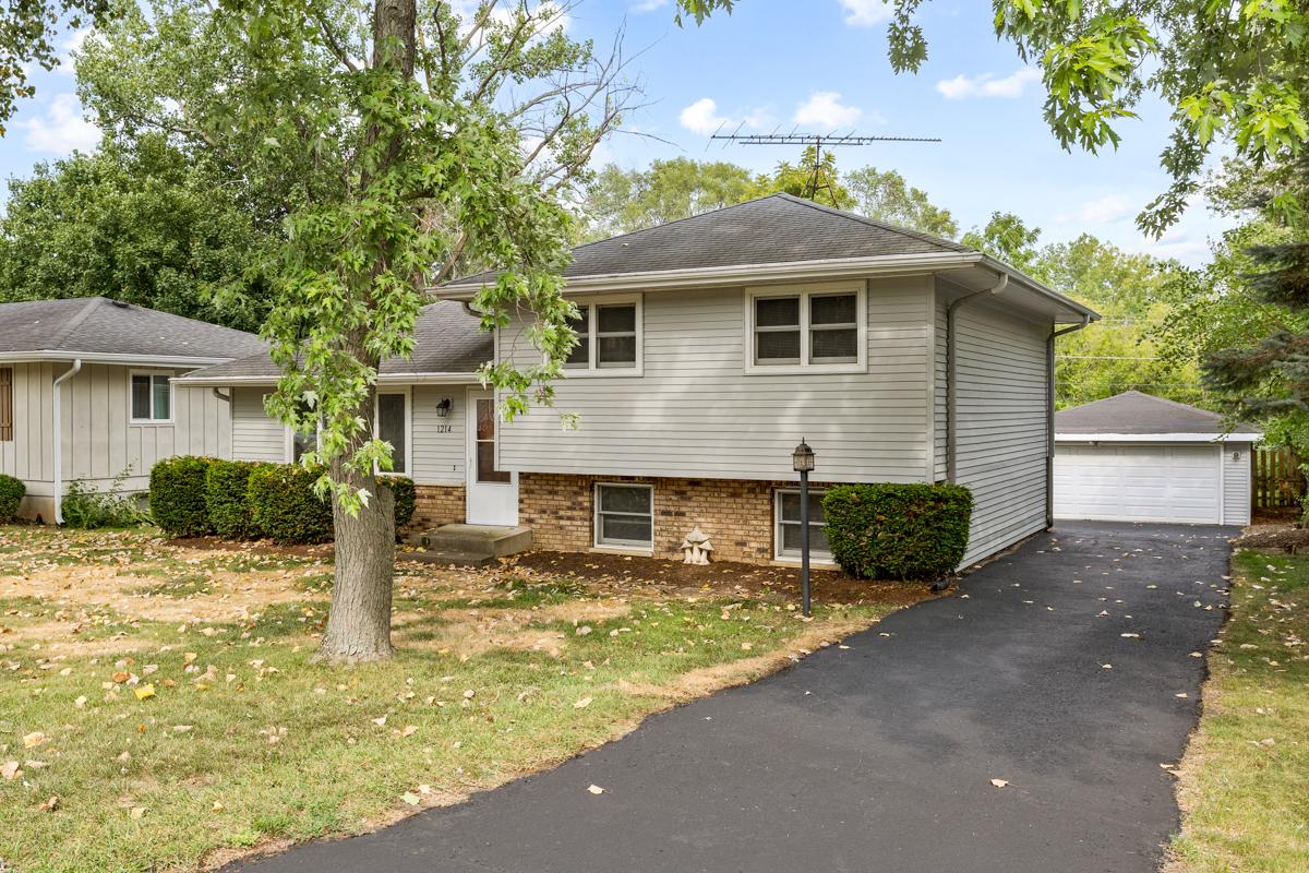 1214 Burr St., Lake In The Hills, IL 60156