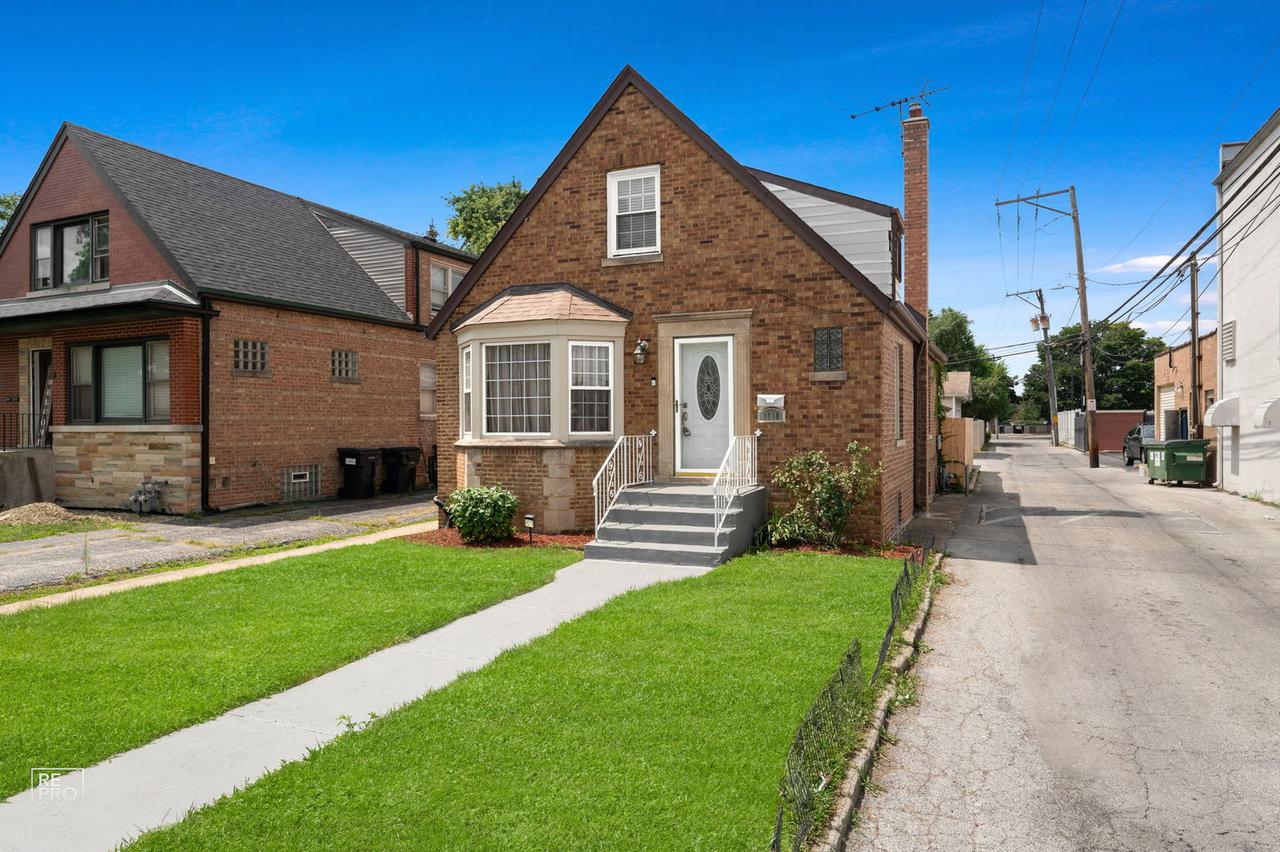 9510 S Sawyer Ave., Evergreen Park, IL 60805
