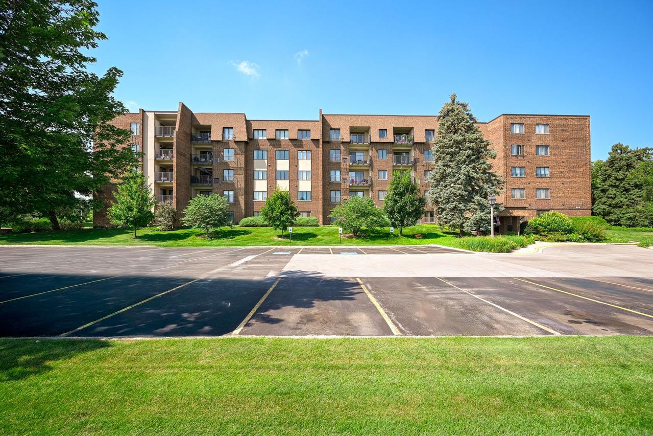 453 Raintree Dr. #5E, Glen Ellyn, IL 60137
