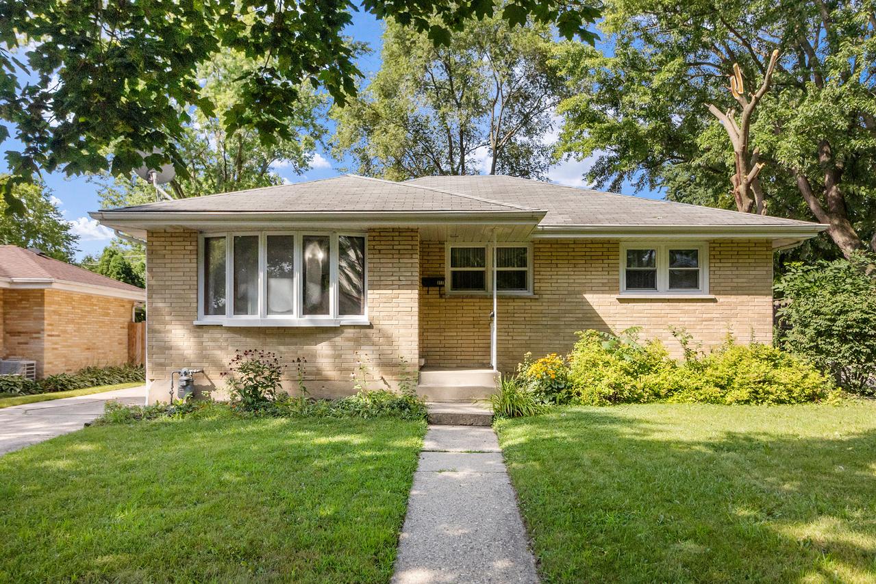 312 N Shaddle Ave., Mundelein, IL 60060