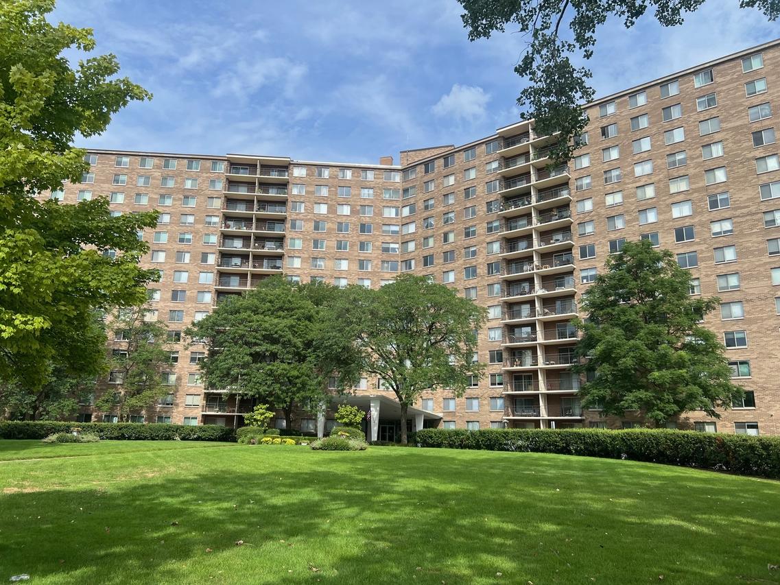 7141 N Kedzie Ave. #403, Chicago, IL 60645