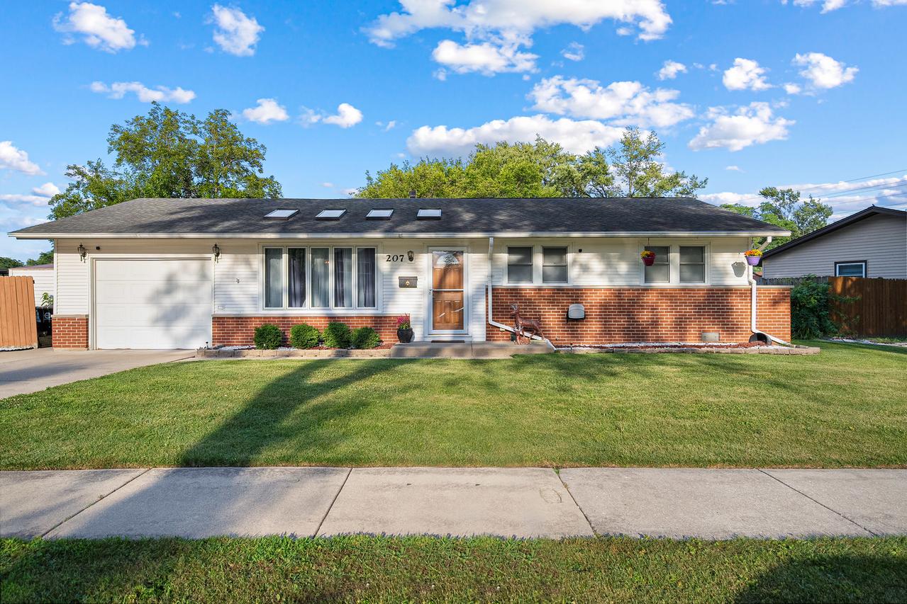 207 Basswood Dr., Elk Grove Village, IL 60007