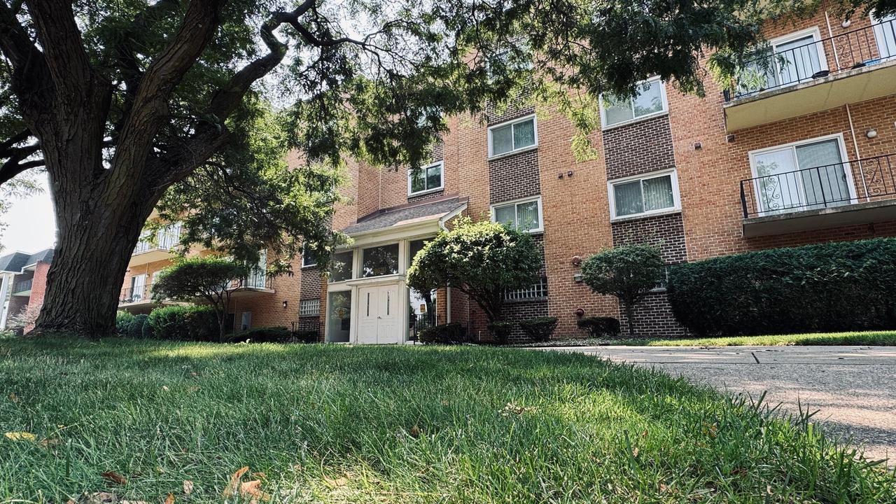 9620 S Komensky Ave. #208, Oak Lawn, IL 60453