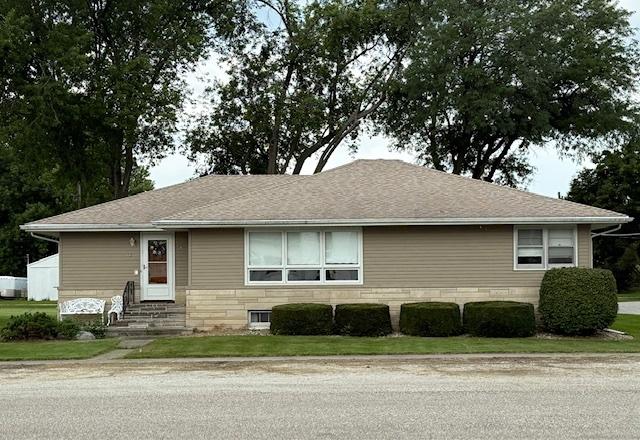 301 S 4th St., Cissna Park, IL 60924