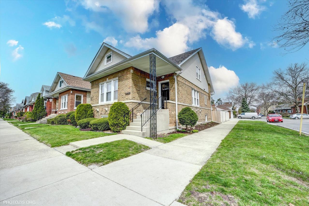 6100 W Byron St., Chicago, IL 60634