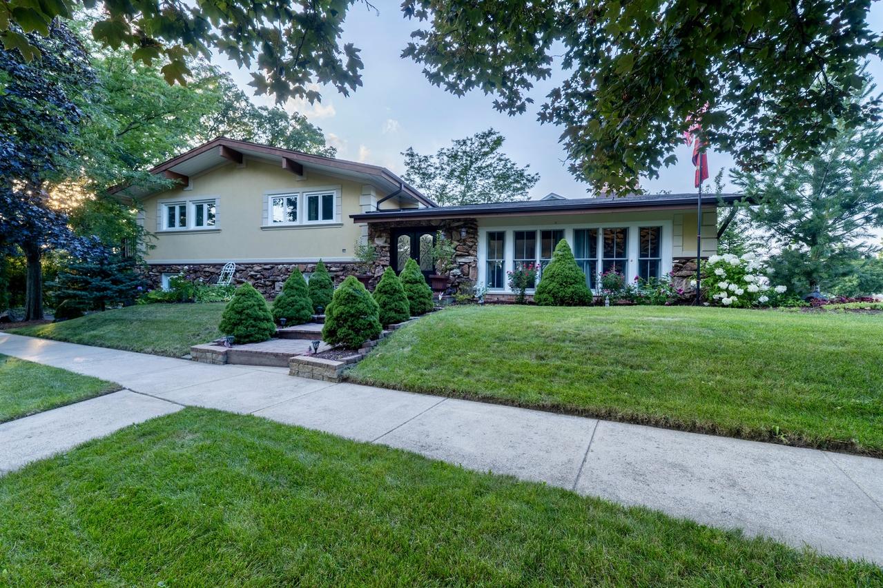 606 Valley Dr., Lemont, IL 60439