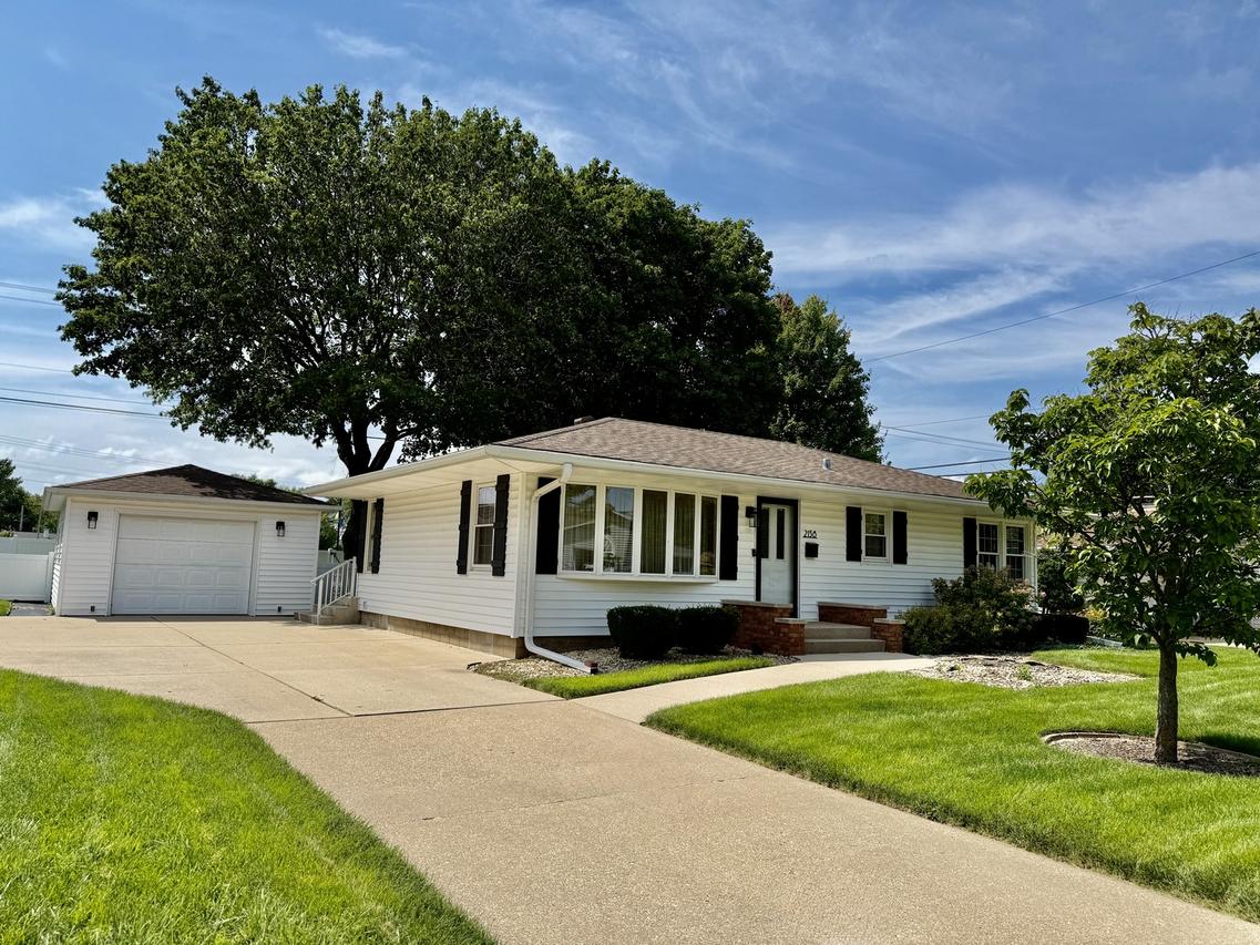 2138 Wynnewood Ln., Peru, IL 61354