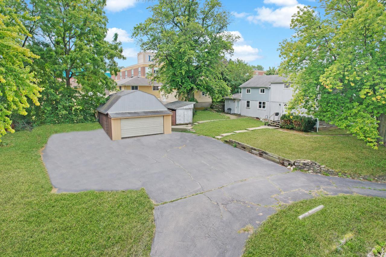 906 E Illinois St., Lemont, IL 60439
