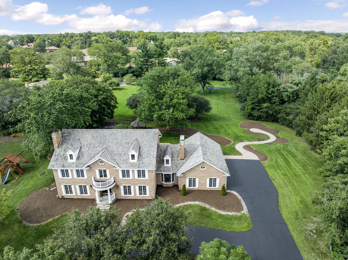 1 Hidden Lake Dr., Burr Ridge, IL 60527