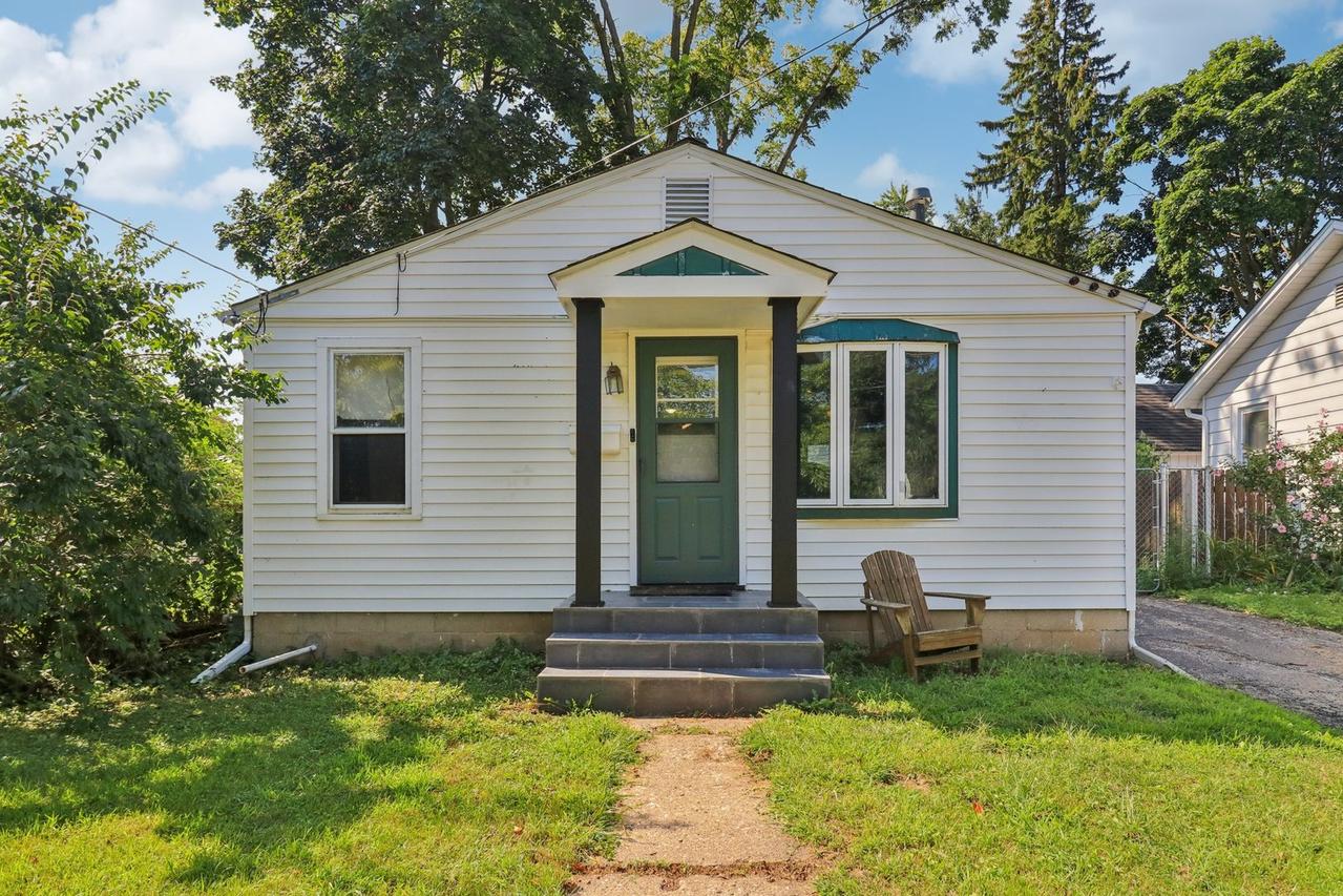 419 Ridgeland Ave., Woodstock, IL 60098
