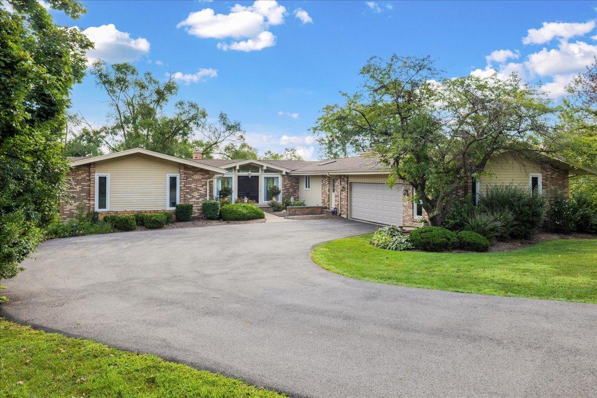 66 Bluff Ct., Trout Valley, IL 60013