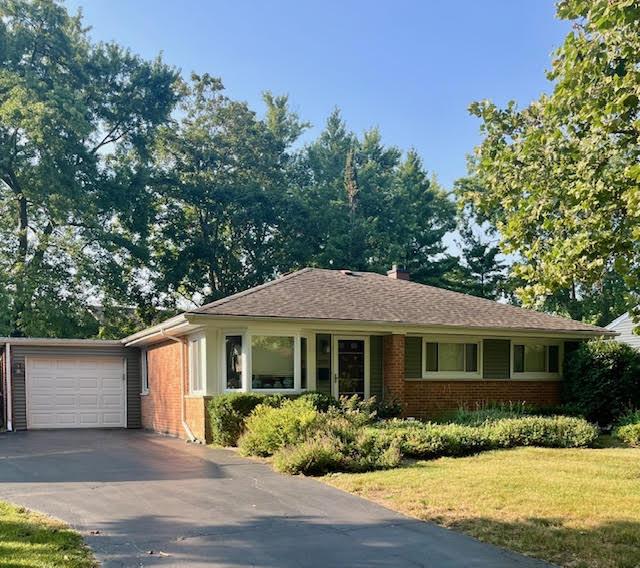 2001 Thornwood Ln., Northbrook, IL 60062