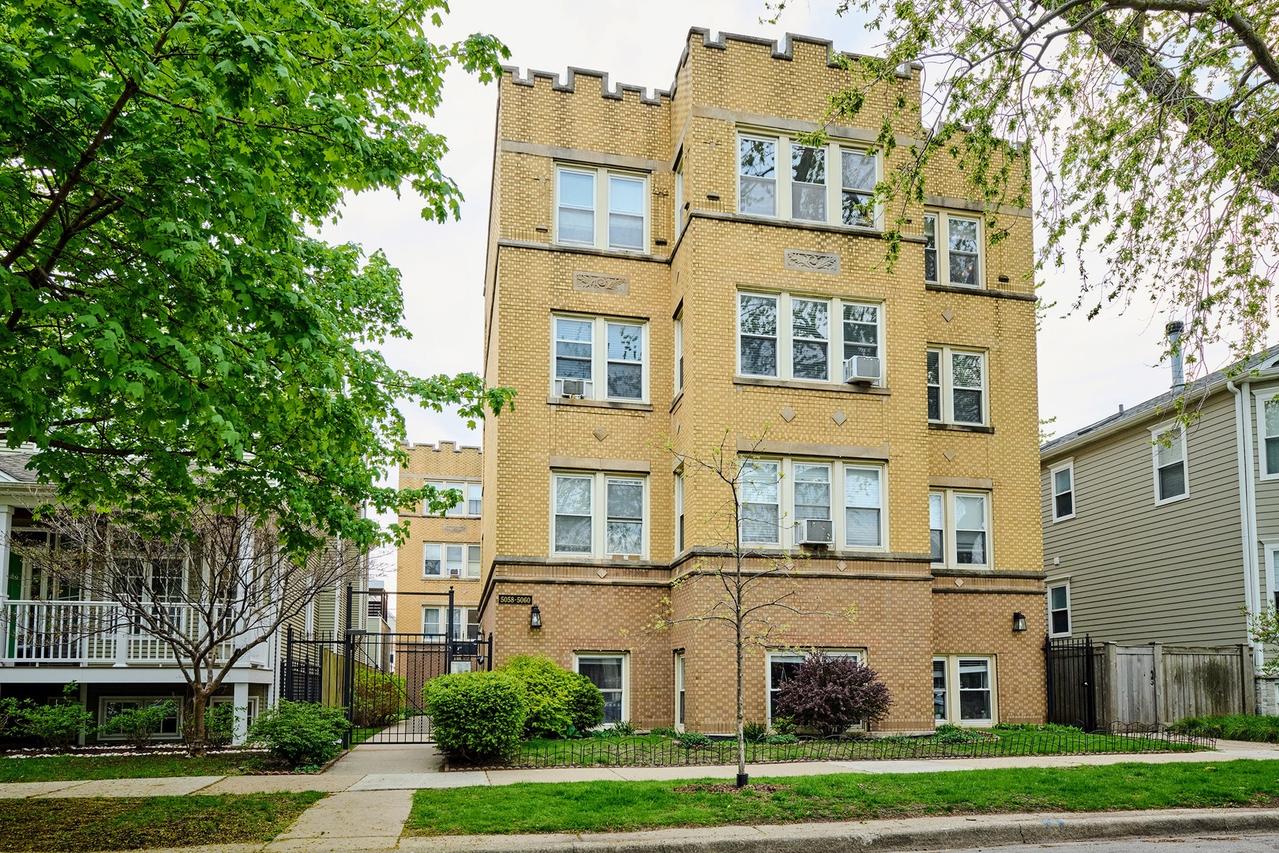 5060 N Claremont Ave. #2W, Chicago, IL 60625