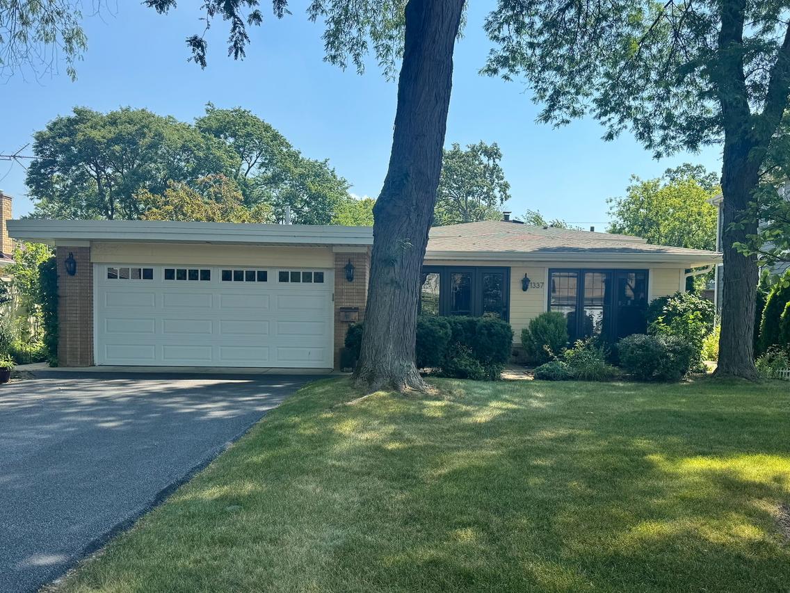 1337 Knollwood Rd., Deerfield, IL 60015