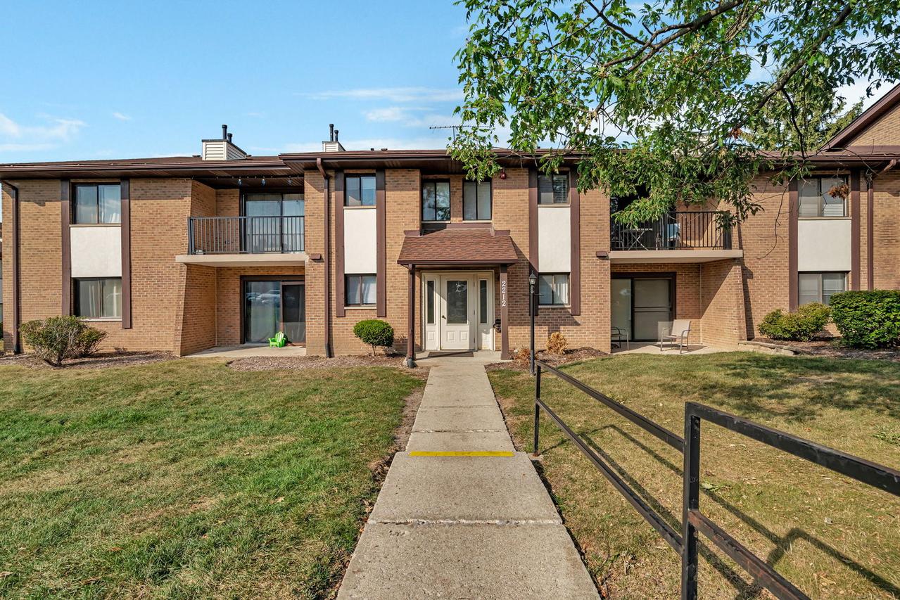 2212 Wharf Dr. #2102, Woodridge, IL 60517