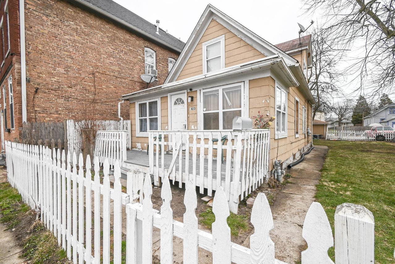 1423 Victoria Ave., North Chicago, IL 60064