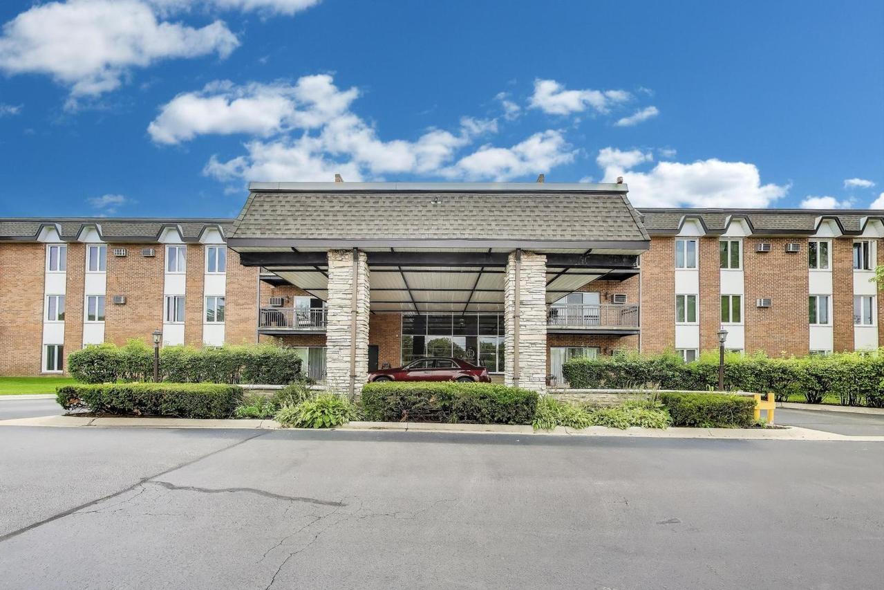 4224 Saratoga Ave. #J110, Downers Grove, IL 60515