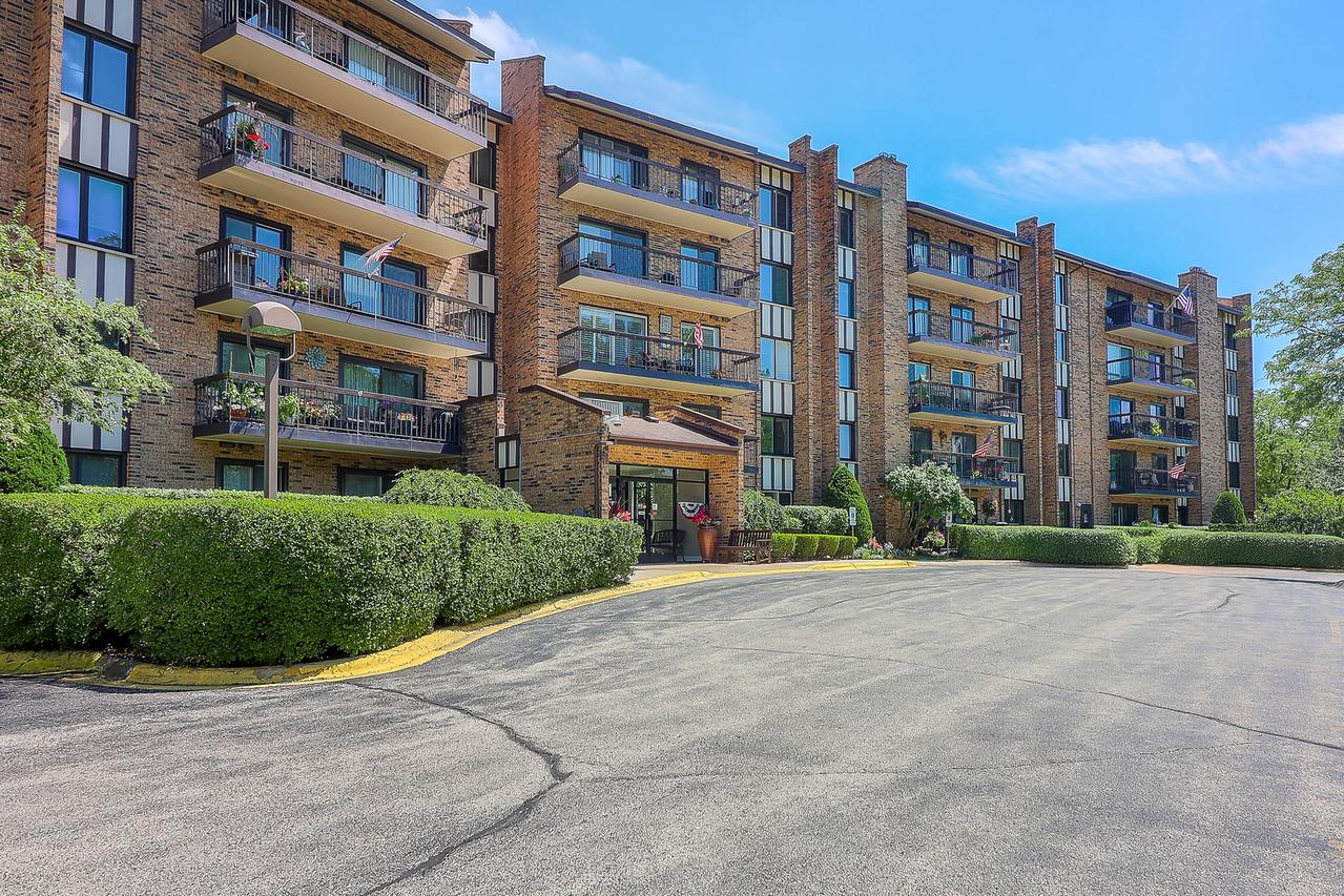 501 Lake Hinsdale Dr. #307, Willowbrook, IL 60527