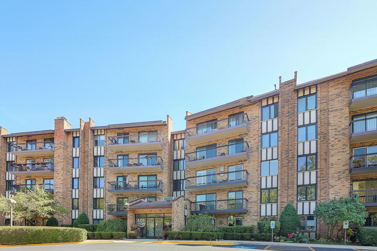 501 Lake Hinsdale Dr. #307, Willowbrook, IL 60527