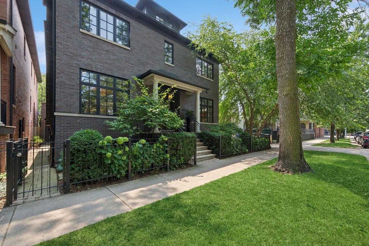 2039 W Berteau Ave., Chicago, IL 60618