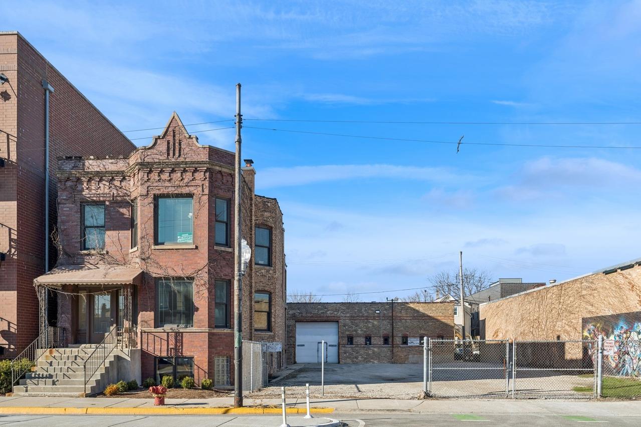 2732 W Belmont Ave., Chicago, IL 60618
